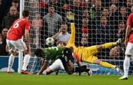 SC Braga's Alan (C) slips the ball past Manchester United's goalkeeper David de Gea to score